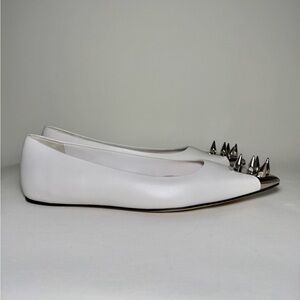 ALEXANDER MCQUEEN
Punk stud soft white ballerina